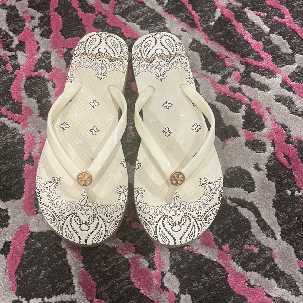 Tory Burch like new sandals only wore a few times. Size 6